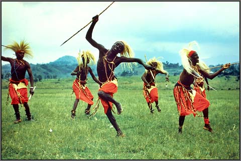 Pripadnici afričkog plemena Tutsi u ritualnom plesu